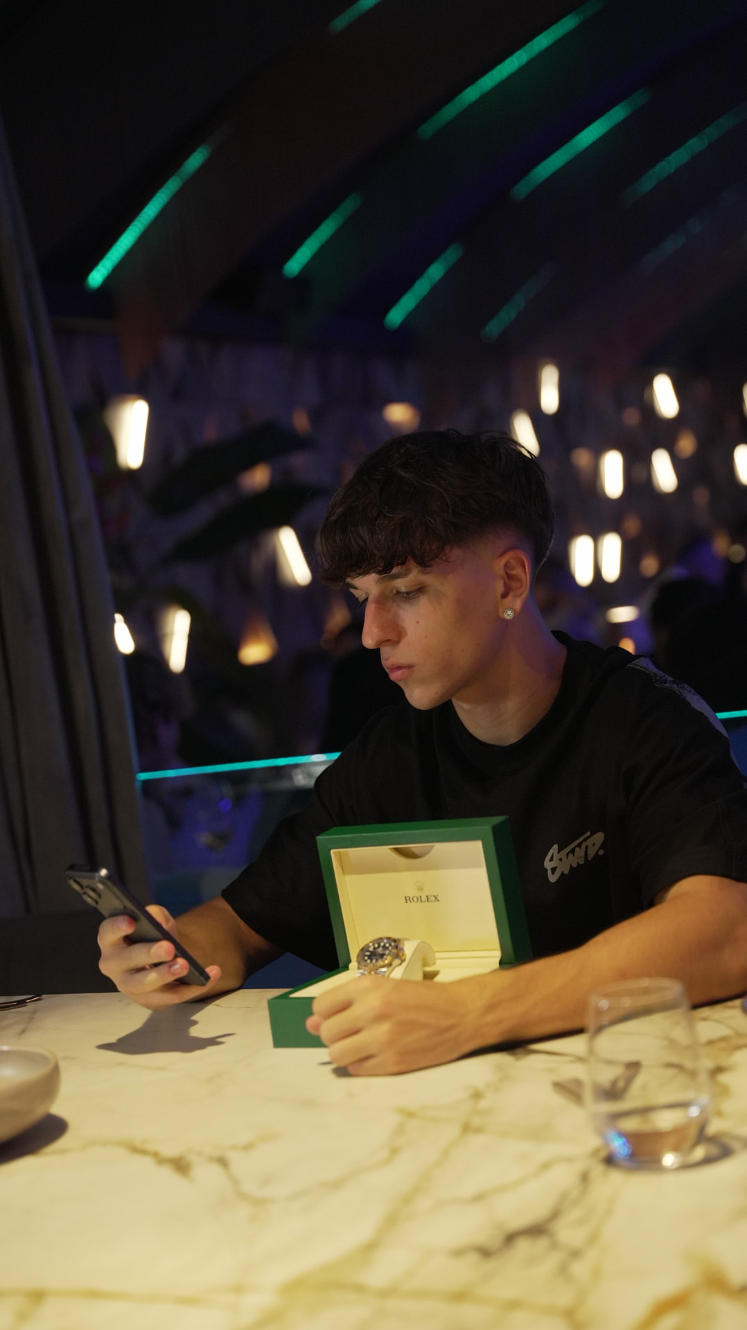 Carlos Antela con 22 años recogiendo su primer Rolex comprado con los beneficios de sus tiendas online