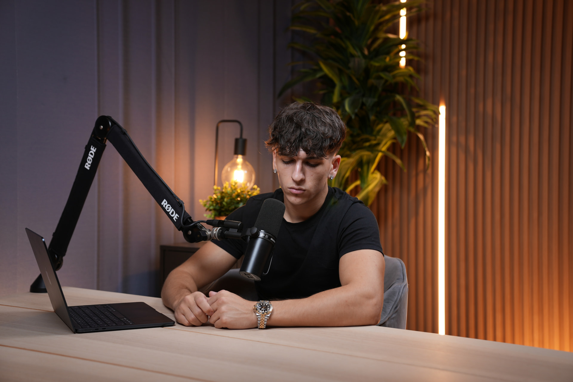 Carlos hoy, grabando en su estudio