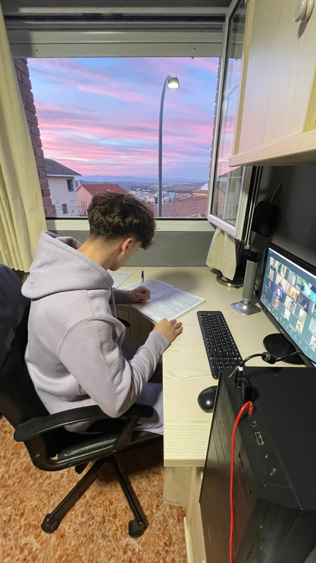 Carlos Antela estudiando su primera mentoría de ecommerce en casa de sus padres